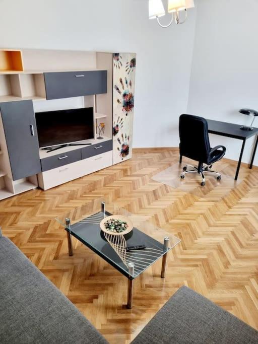 Cozy Apartment Near City Center Bukarest Eksteriør billede